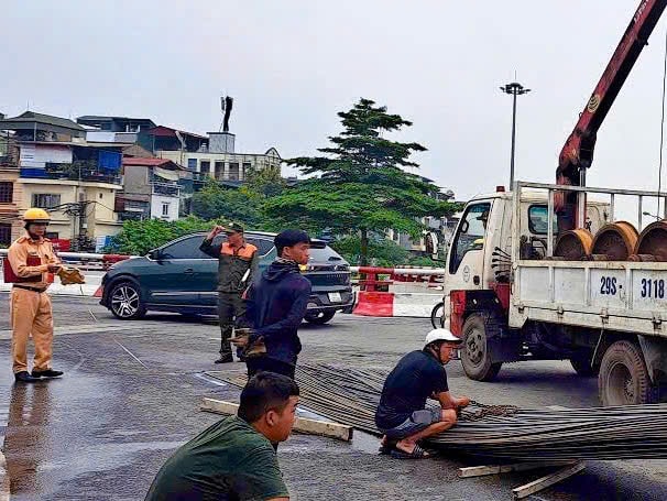 Phạt đến 40 triệu xe tự chế làm rơi bó sắt 12 mét khiến cầu Chương Dương tê liệt- Ảnh 2.