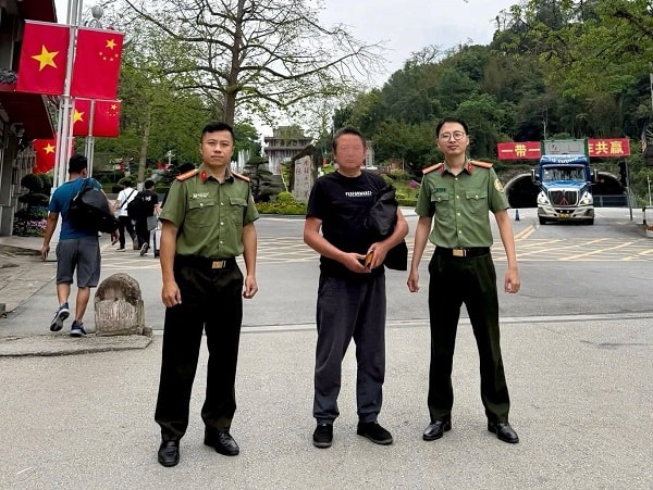 Trục xuất người nước ngoài nhập cảnh Việt Nam giả làm nhà sư hành nghề khất thực- Ảnh 2. Trục xuất người nước ngoài nhập cảnh Việt Nam giả làm nhà sư hành nghề khất thực- Ảnh 2.