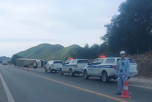 Xe thư báo lật trên cao tốc Cam Lộ - La Sơn- Ảnh 2. Xe thư báo lật trên cao tốc Cam Lộ - La Sơn- Ảnh 2.