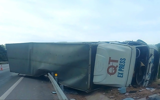 Xe thư báo lật trên cao tốc Cam Lộ - La Sơn- Ảnh 1. Xe thư báo lật trên cao tốc Cam Lộ - La Sơn- Ảnh 1.