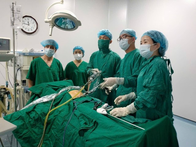 Các bác sĩ Trung tâm Y tế Tân Kỳ phẫu thuật nội soi cấp cứu lấy dị vật là xương cá đâm thủng ruột thừa bệnh nhân.