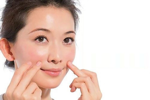 6 thói quen hằng ngày giúp giảm nếp nhăn quanh miệng- Ảnh 1.