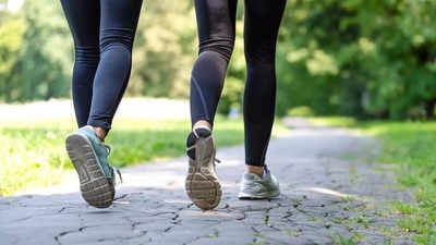 Đi bộ khi bụng đói so với đi bộ sau bữa ăn; cách nào tốt hơn để giảm cân?