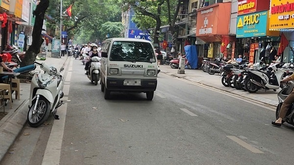 Thiếu quan sát, nhiều tài xế vô tư lái ô tô đi vào đường ngược chiều- Ảnh 1.