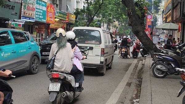 Thiếu quan sát, nhiều tài xế vô tư lái ô tô đi vào đường ngược chiều- Ảnh 2.