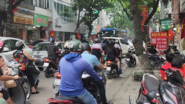 Thiếu quan sát, nhiều tài xế vô tư lái ô tô đi vào đường ngược chiều- Ảnh 5.