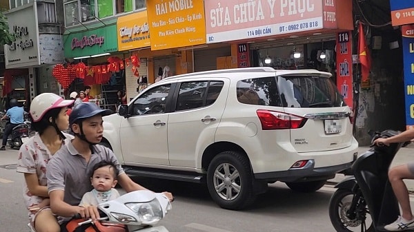 Thiếu quan sát, nhiều tài xế vô tư lái ô tô đi vào đường ngược chiều- Ảnh 4.