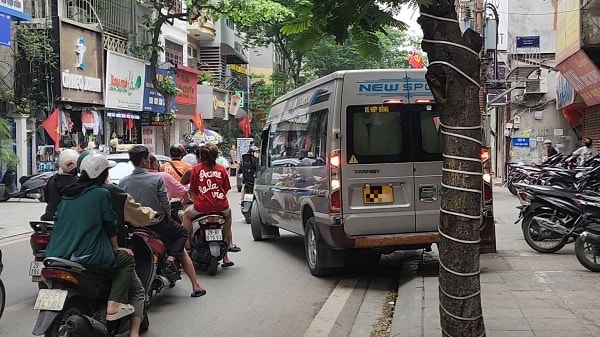 Thiếu quan sát, nhiều tài xế vô tư lái ô tô đi vào đường ngược chiều- Ảnh 9.