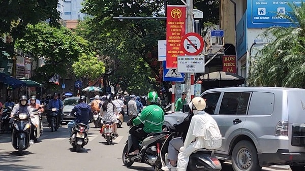 Thiếu quan sát, nhiều tài xế vô tư lái ô tô đi vào đường ngược chiều- Ảnh 3.