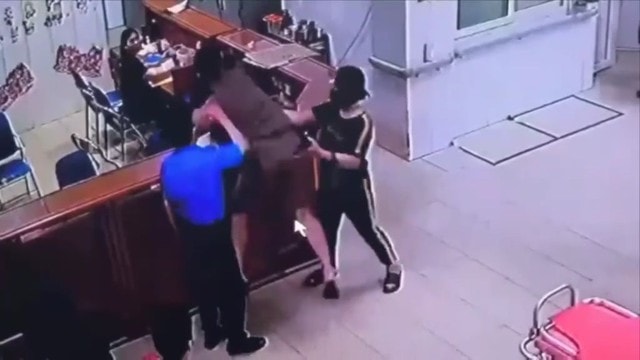 Công an làm việc với đối tượng hành hung nhân viên y tế ở Nghệ An- Ảnh 1.
