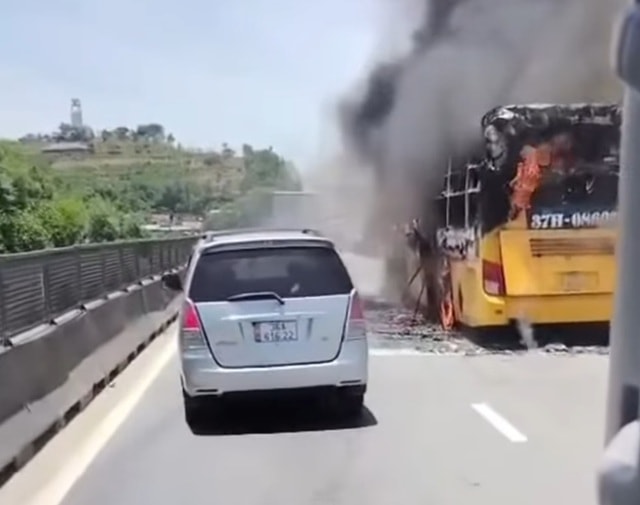 Cháy xe khách trên cao tốc, toàn bộ hành khách thoát nạn- Ảnh 3.