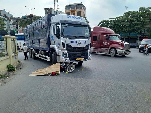 Nữ sinh tử vong thương tâm dưới bánh xe tải- Ảnh 1.