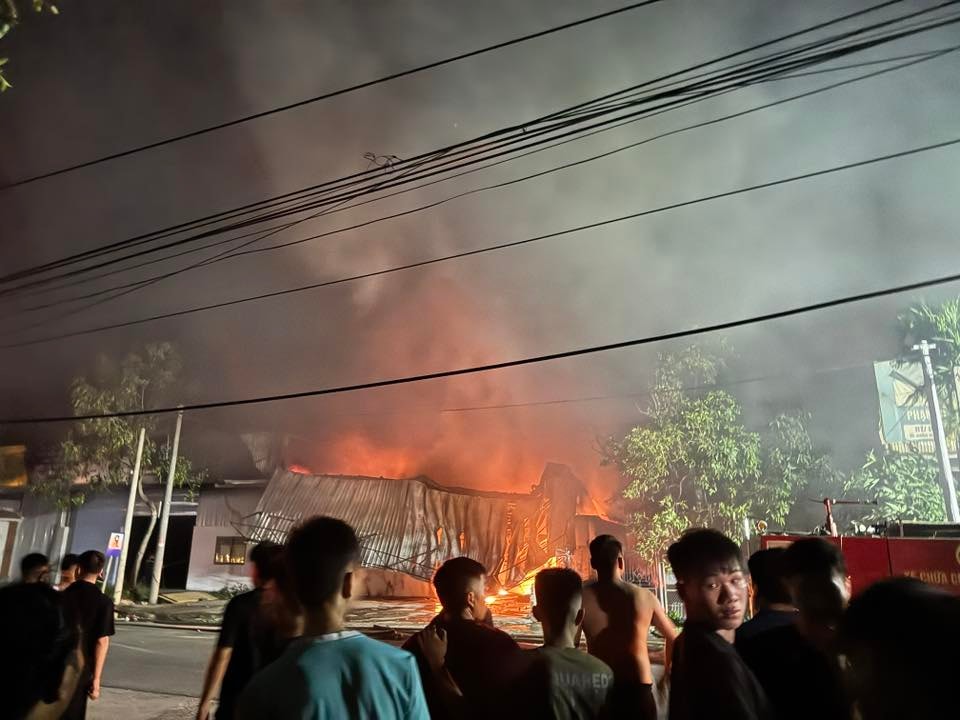 Nhà xưởng công ty ở Hải Dương bất ngờ bốc cháy dữ dội trong đêm- Ảnh 1.