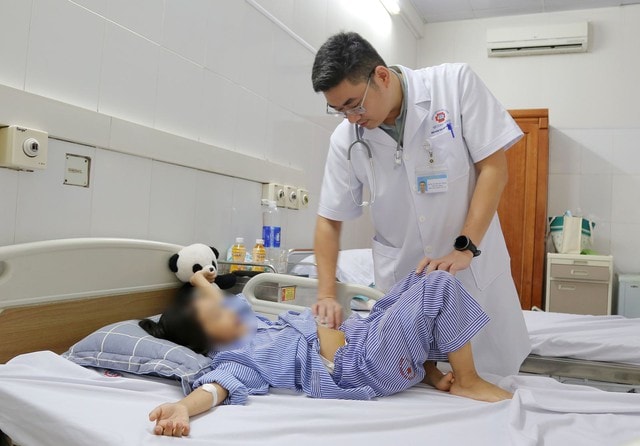 Thường xuyên bị táo bón, bé gái 6 tuổi được phát hiện u buồng trứng kích thước lớn - Ảnh 1.