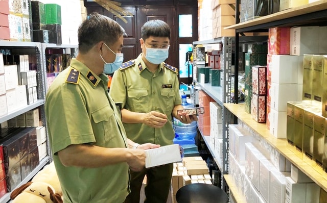 Thủ tướng: Xử lý nghiêm cán bộ, công chức, sĩ quan nếu bảo kê, tiếp tay cho buôn lậu, hàng giả- Ảnh 1.