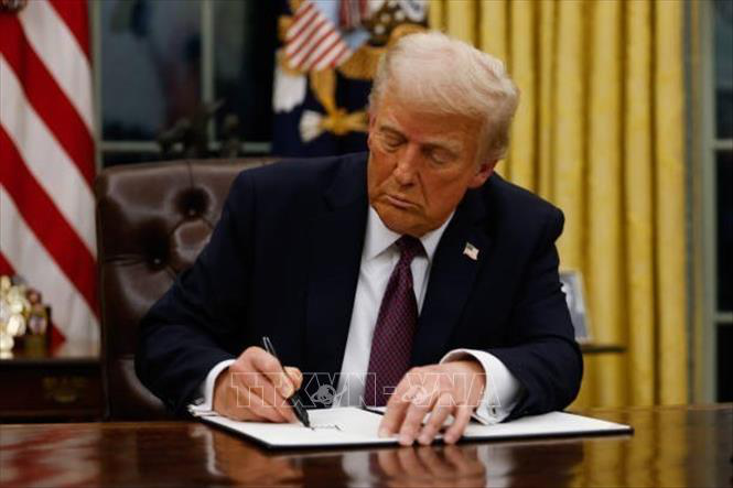 Thông tin chi tiết và tác động của sắc lệnh cấm nhập cảnh mà Tổng thống Trump vừa ký- Ảnh 1.