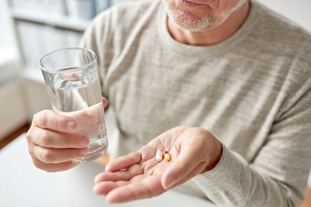 Người cao tuổi có nên uống vitamin tổng hợp?- Ảnh 1.