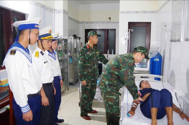 Quân y đảo Trường Sa phẫu thuật ruột thừa cho ngư dân trong đêm- Ảnh 1.