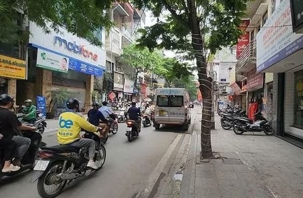 CSGT nói gì về việc ô tô đi vào đường ngược chiều trên phố Đội Cấn?- Ảnh 2.