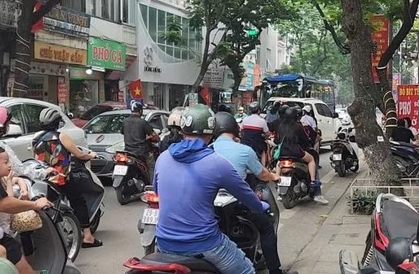 CSGT nói gì về việc ô tô đi vào đường ngược chiều trên phố Đội Cấn?- Ảnh 3.