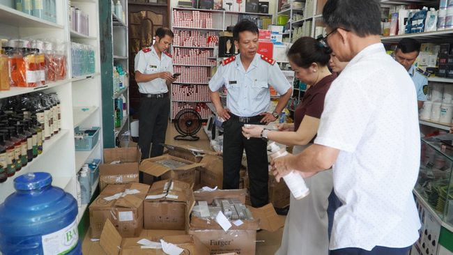 Phát hiện hàng trăm sản phẩm mỹ phẩm không rõ nguồn gốc- Ảnh 1.