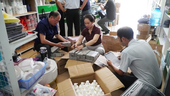 Phát hiện hàng trăm sản phẩm mỹ phẩm không rõ nguồn gốc- Ảnh 2.