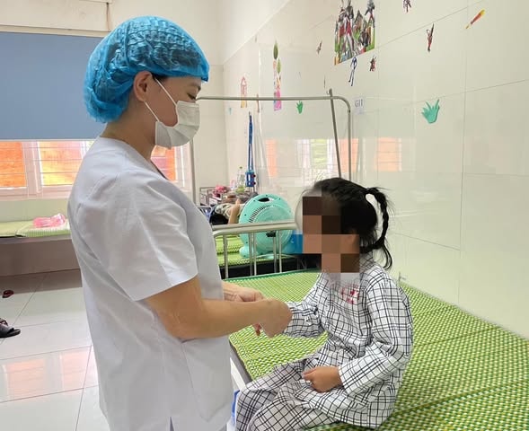 Bé gái nguy kịch vì nuốt phải đồng xu- Ảnh 1.