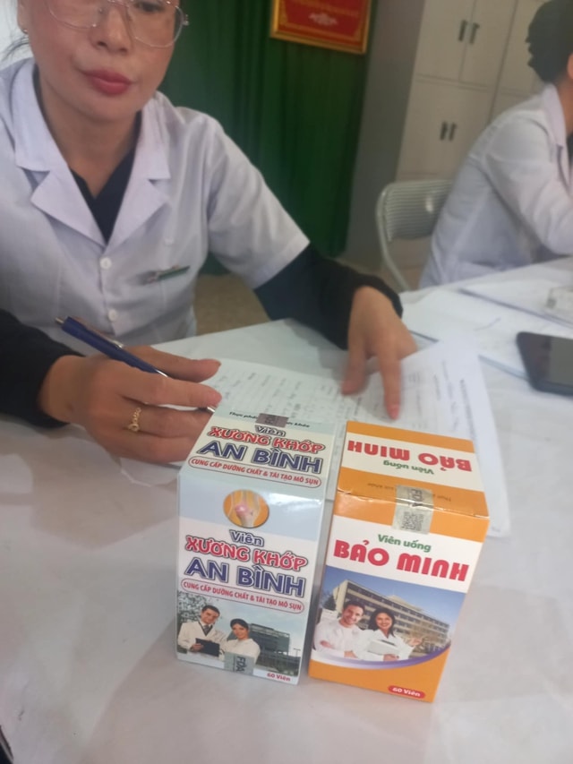 Nghệ An vào cuộc việc nhóm người mặc áo blouse 'khám bệnh', bán thực phẩm chức năng- Ảnh 1.