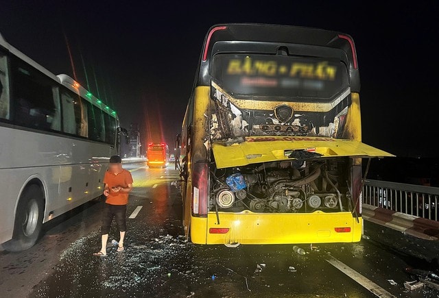 Xe khách giường nằm bốc cháy trên cầu Thăng Long, kính vỡ, khói bao trùm- Ảnh 2.