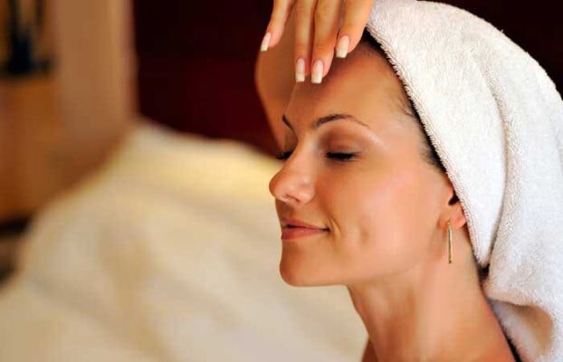 Nếp nhăn trán khi còn trẻ, làm sao để mờ dần?- Ảnh 2.