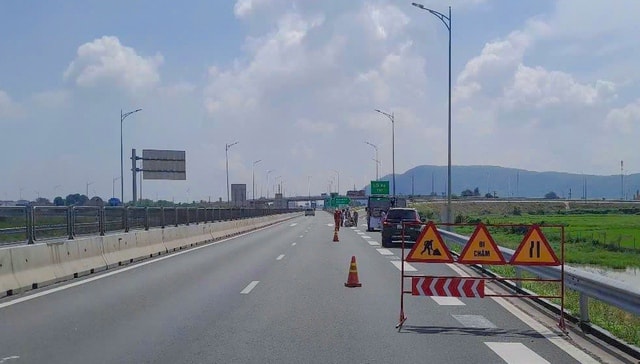 Khắc phục vạch sơn kẻ đường 'đánh đố' tài xế trên cao tốc Vĩnh Hảo - Phan Thiết- Ảnh 1.