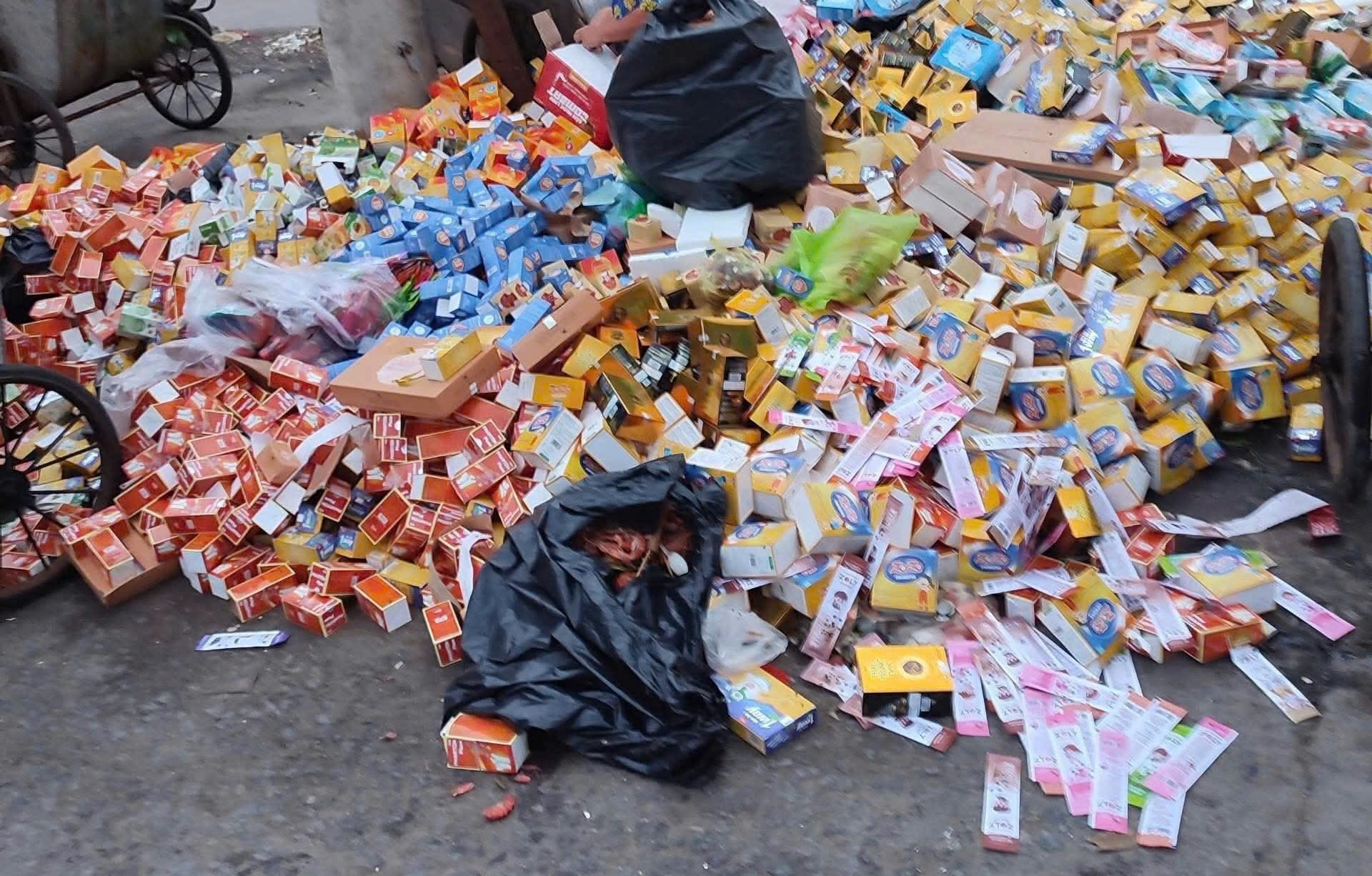 Khó hiểu hàng nghìn hộp thực phẩm chức năng đổ đống ở bãi rác- Ảnh 1.