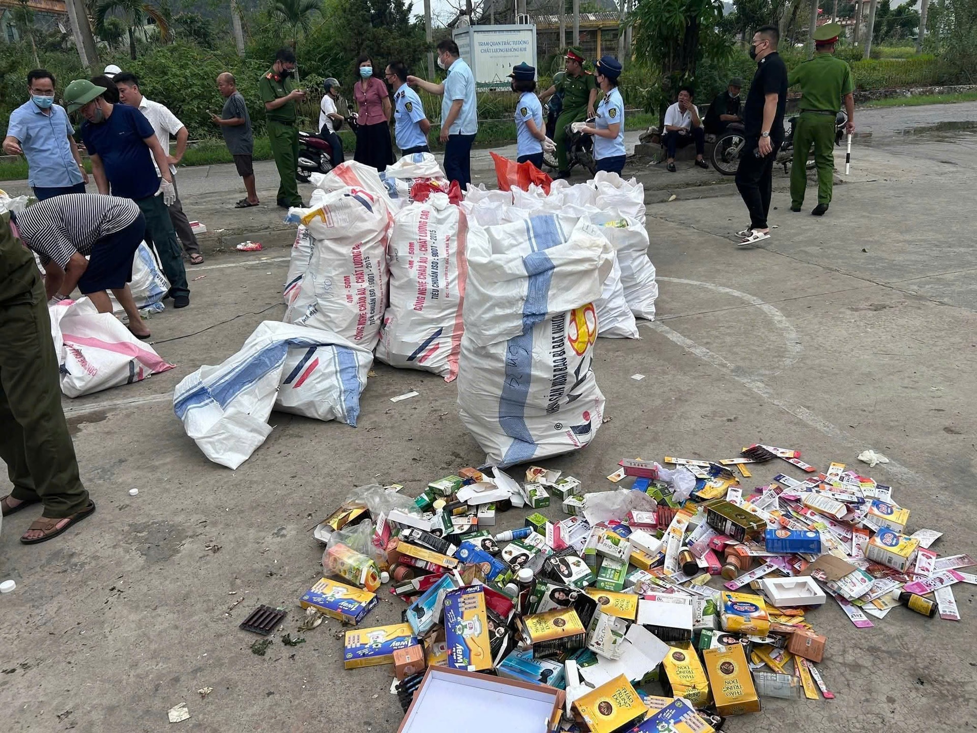 Khó hiểu hàng nghìn hộp thực phẩm chức năng đổ đống ở bãi rác- Ảnh 3.