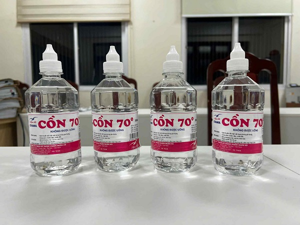 Sử dụng phải cồn y tế giả có thể gây tổn thương thần kinh, mù mắt, tử vong- Ảnh 1.