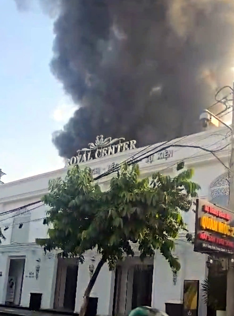 TP Hồ Chí Minh: Cháy lớn tại trung tâm tiệc cưới ở Hóc Môn- Ảnh 1.