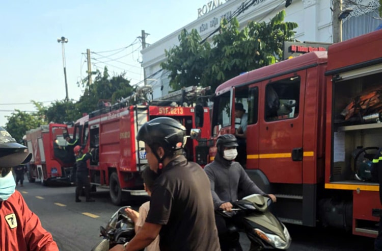 TP Hồ Chí Minh: Cháy lớn tại trung tâm tiệc cưới ở Hóc Môn- Ảnh 2.