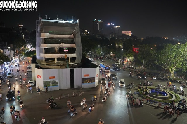 Nhiều máy móc được huy động tháo dỡ tòa nhà 'Hàm cá mập'- Ảnh 1.