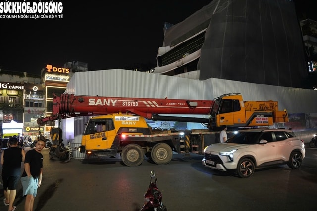 Nhiều máy móc được huy động tháo dỡ tòa nhà 'Hàm cá mập'- Ảnh 3.
