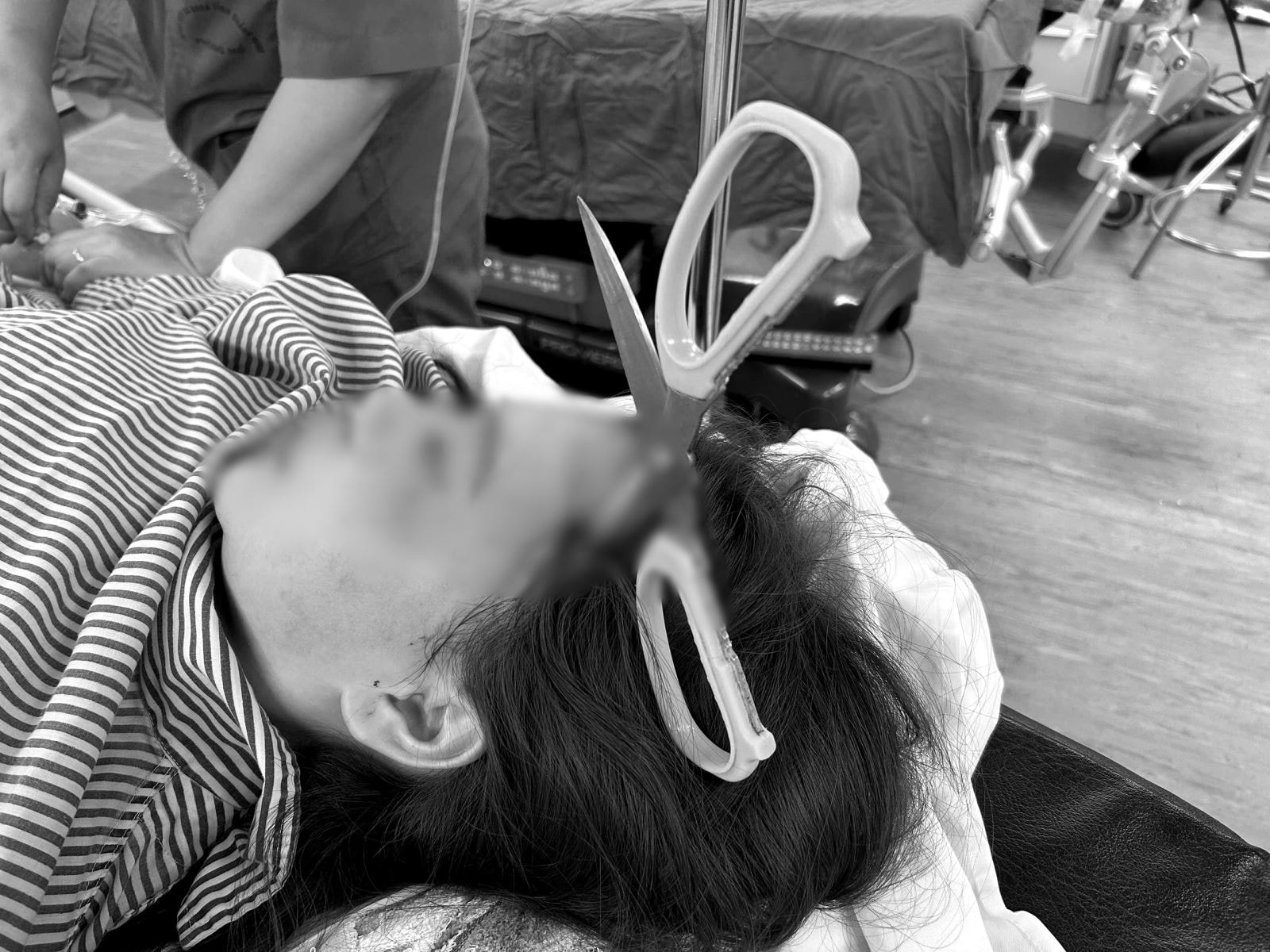 Cô gái 25 tuổi bị kéo nhọn đâm xuyên não- Ảnh 1. Cô gái 25 tuổi bị kéo nhọn đâm xuyên não- Ảnh 1.