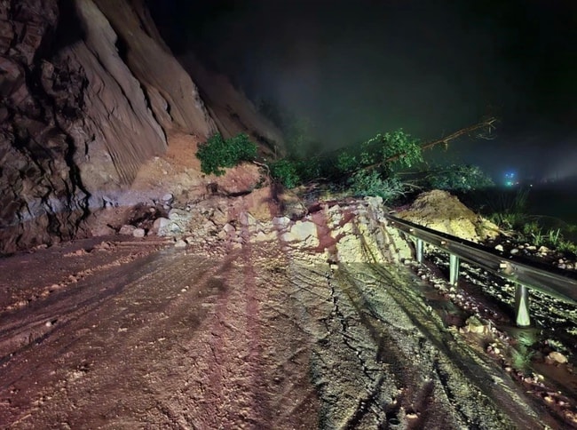 Quốc lộ 4D nối Lai Châu và Sa Pa tiếp tục bị sạt lở, gây tắc đường hoàn toàn- Ảnh 1. Quốc lộ 4D nối Lai Châu và Sa Pa tiếp tục bị sạt lở, gây tắc đường hoàn toàn- Ảnh 1.