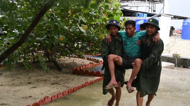 Một ngư dân bị cá kìm đâm rách cổ khi đang lặn biển- Ảnh 1. Một ngư dân bị cá kìm đâm rách cổ khi đang lặn biển- Ảnh 1.