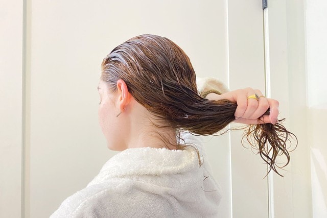 Nắng nóng khiến tóc nhanh bết và có mùi, khắc phục thế nào?- Ảnh 1.