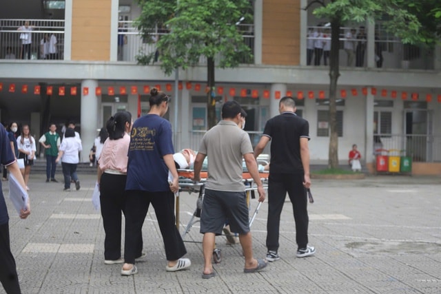 Nam sinh gãy xương sườn, tràn dịch màng phổi vẫn nỗ lực hoàn thành Kỳ thi tốt nghiệp THPT 2025- Ảnh 1.