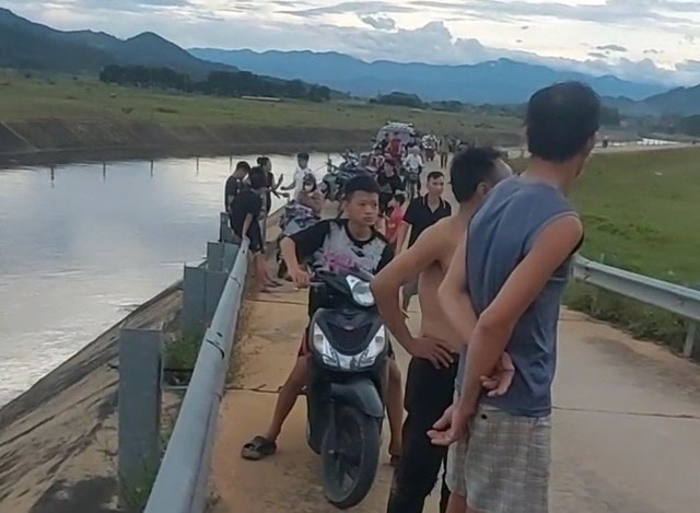 Lao xuống kênh cứu em, hai anh em ruột đuối nước thương tâm- Ảnh 1. Lao xuống kênh cứu em, hai anh em ruột đuối nước thương tâm- Ảnh 1.