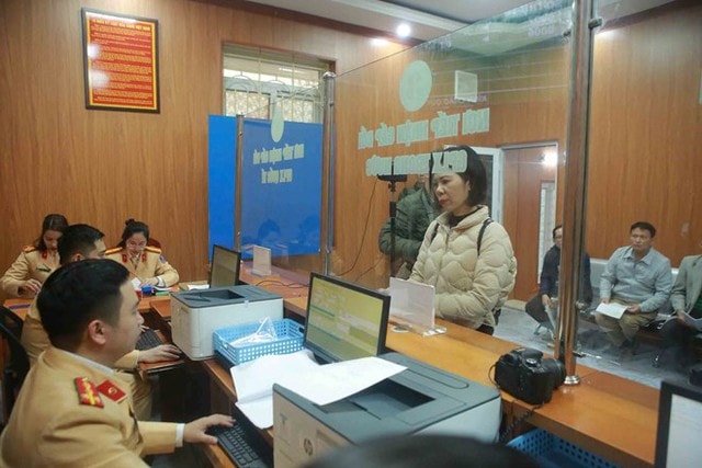 Từ hôm nay (1/7), người dân được đăng ký xe tại tất cả công an cấp xã trong tỉnh- Ảnh 1.