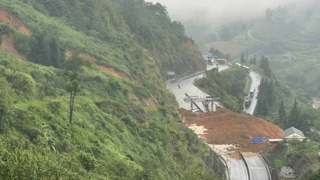 Đường lên Sa Pa bị chia cắt do sạt lở sau mưa lớn- Ảnh 1.