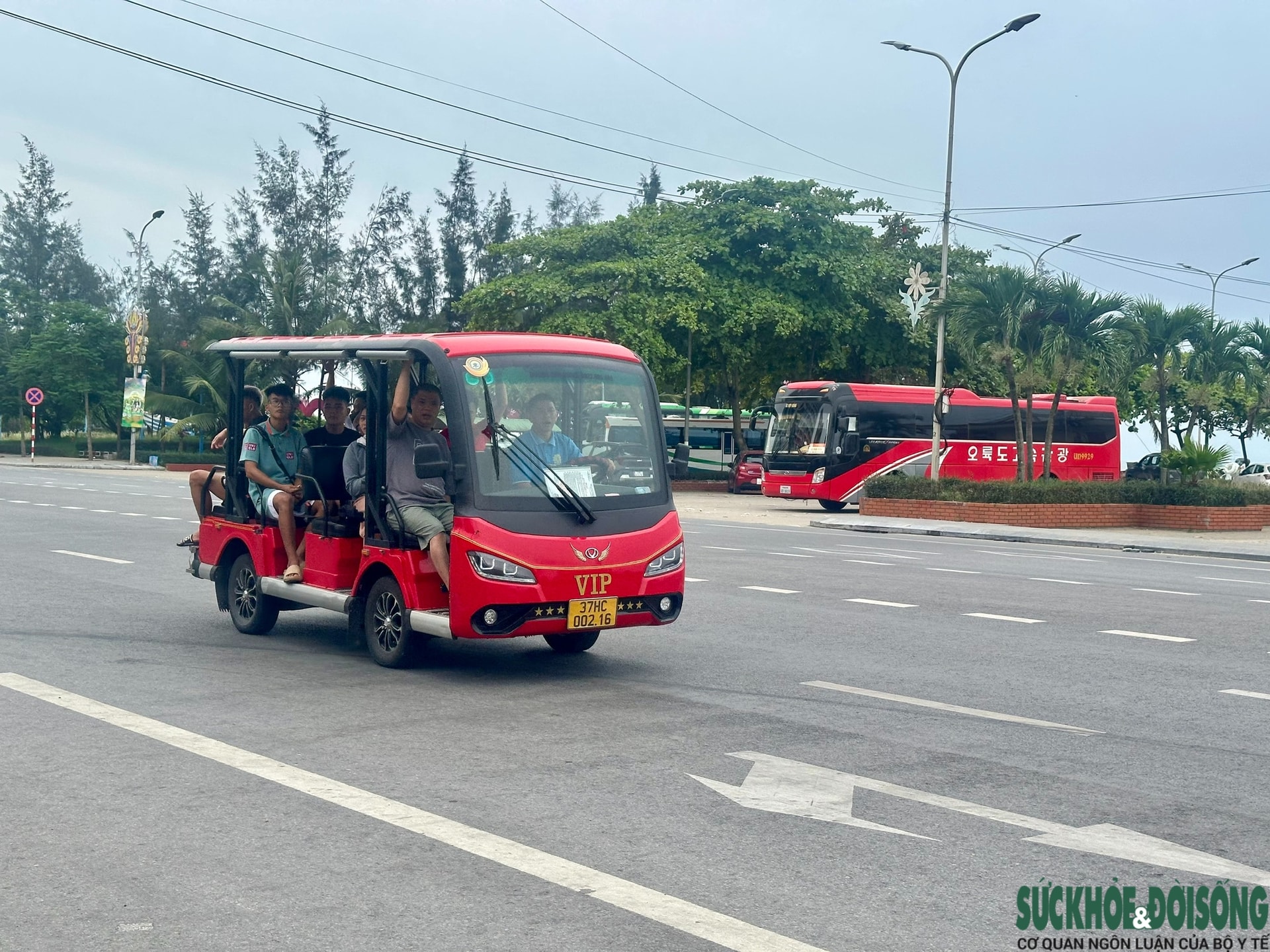 Gần 300 xe điện du lịch Cửa Lò nguy cơ ‘nằm bãi’ vì vướng quy định mới- Ảnh 2.