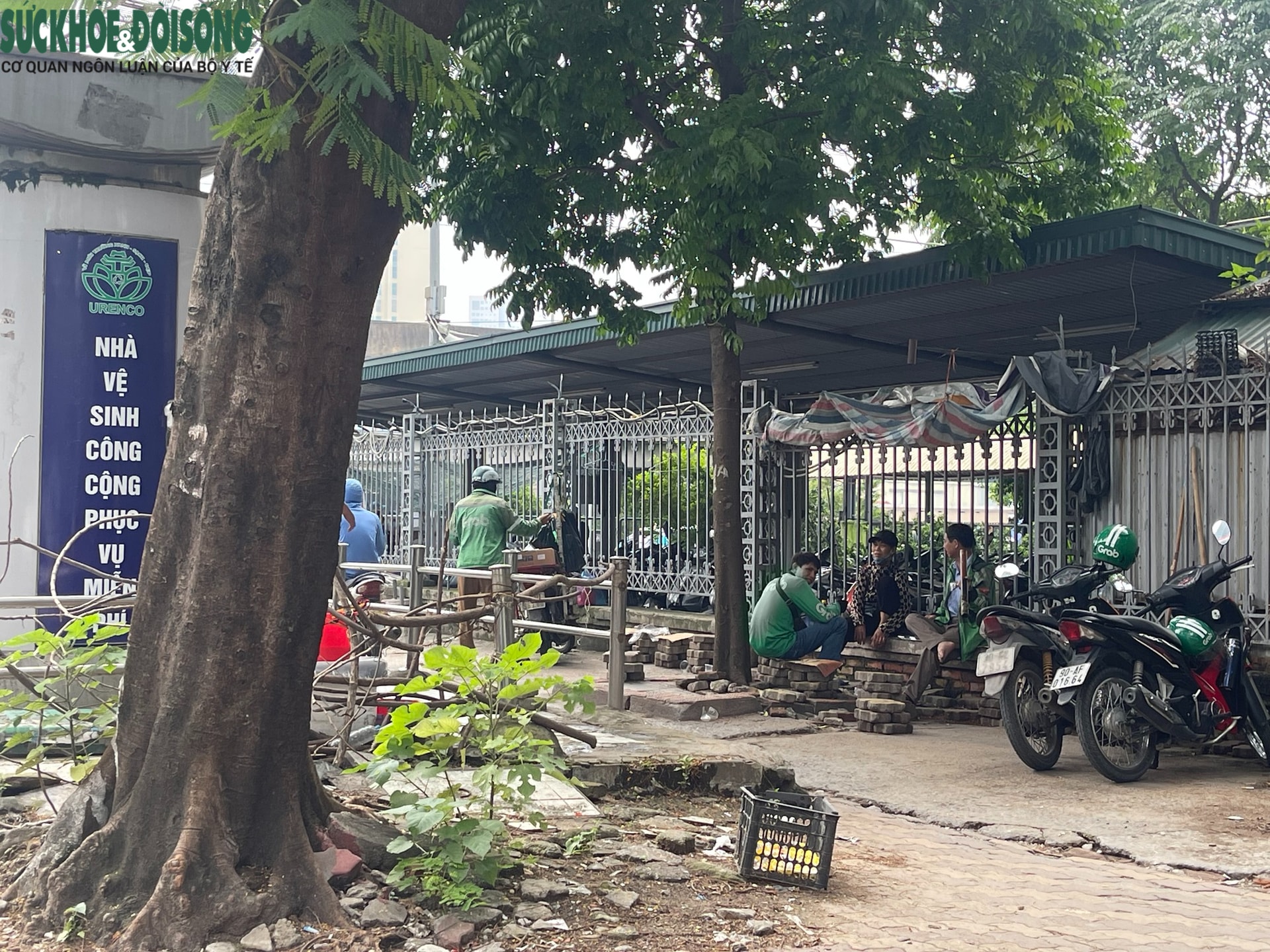 Vỉa hè xung quanh Bến xe Mỹ Đình ra sao sau vụ người bán trà đá đuổi cô gái đứng chắn quán nước?- Ảnh 1.