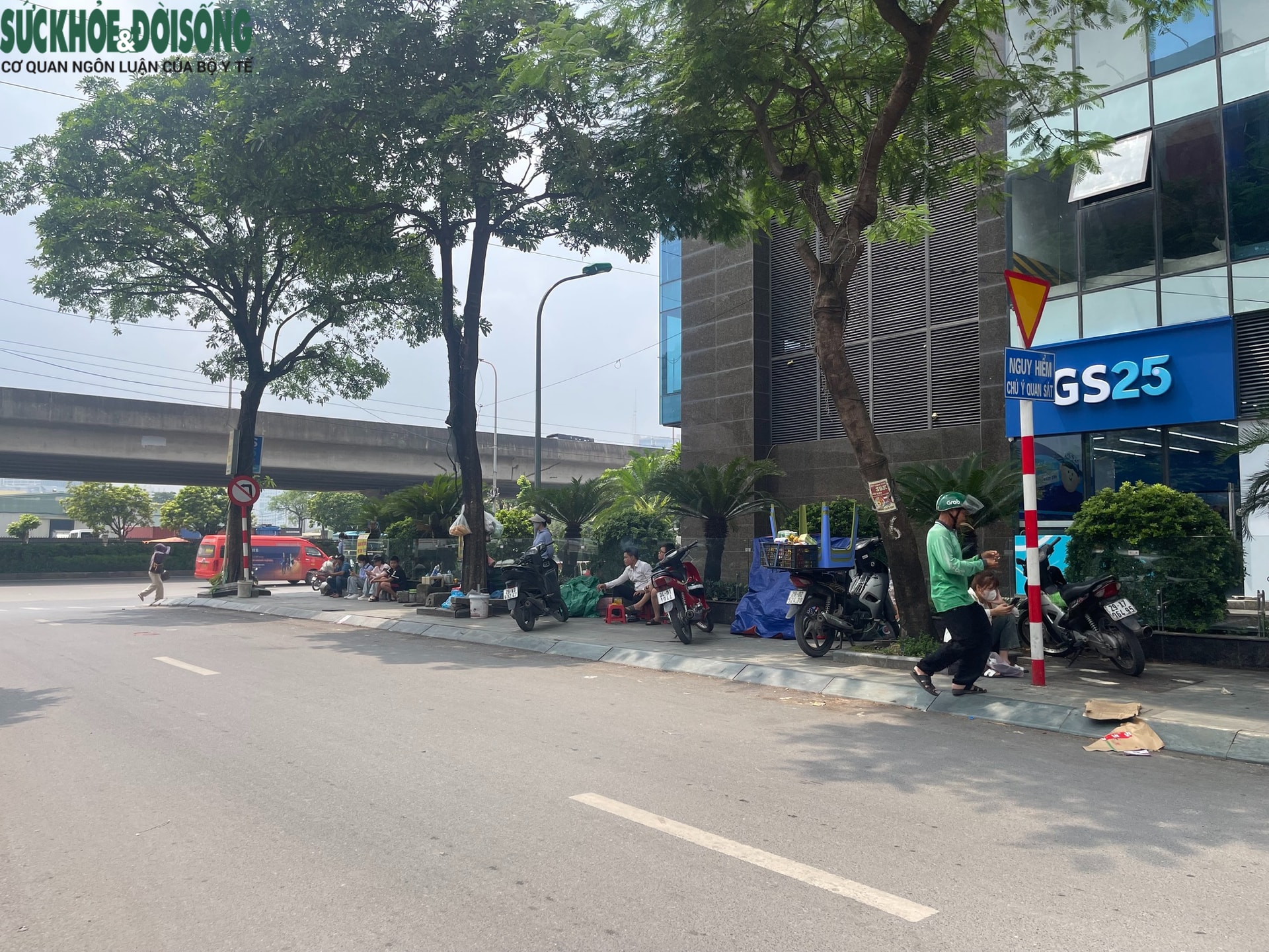 Vỉa hè xung quanh Bến xe Mỹ Đình ra sao sau vụ người bán trà đá đuổi cô gái đứng chắn quán nước?- Ảnh 2.