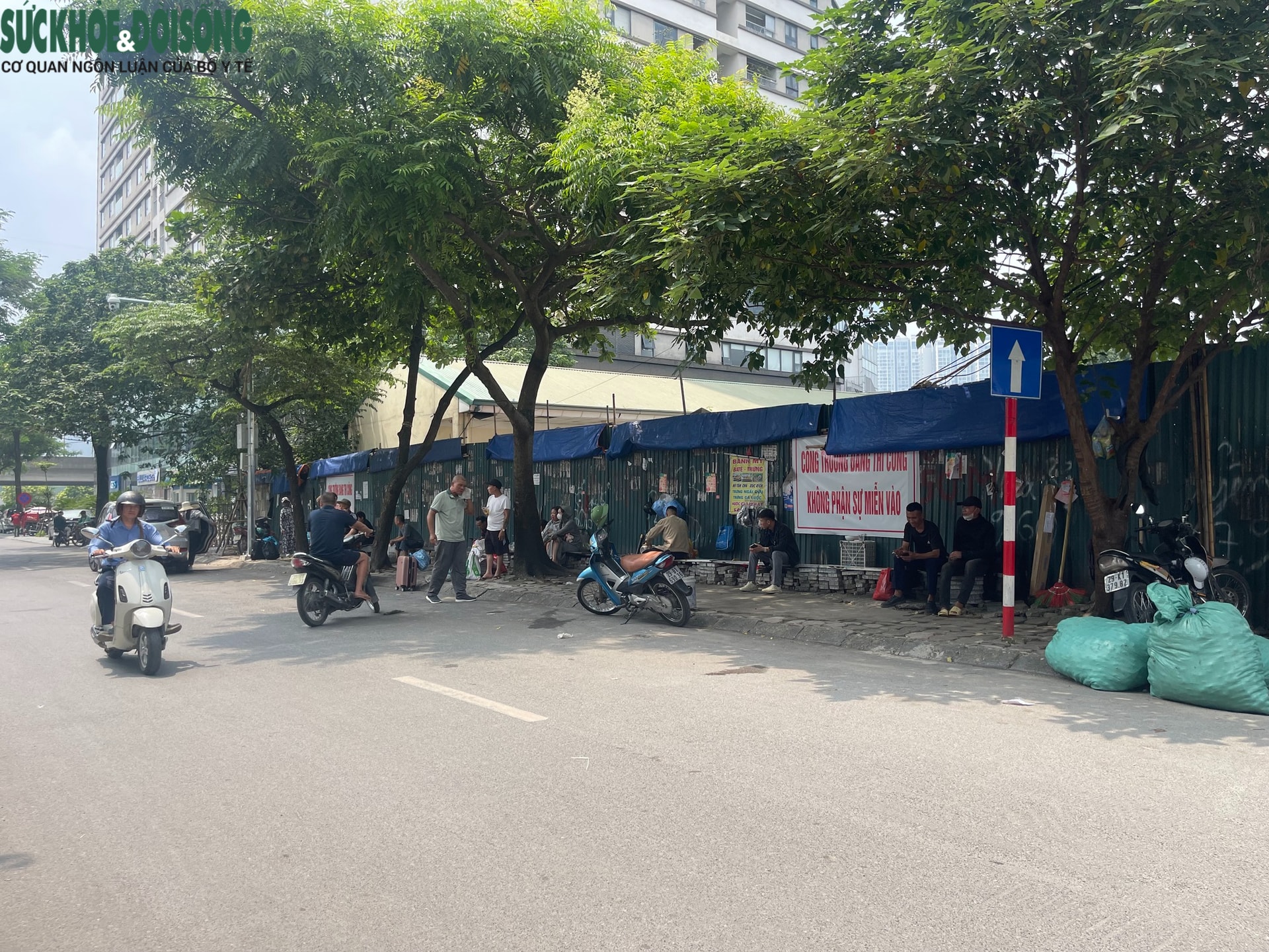 Vỉa hè xung quanh Bến xe Mỹ Đình ra sao sau vụ người bán trà đá đuổi cô gái đứng chắn quán nước?- Ảnh 3.